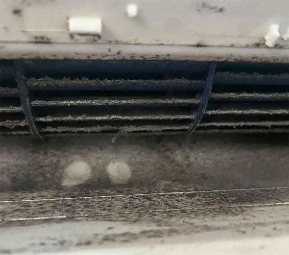 高平空调吹的风有股烧焦味是怎么回事